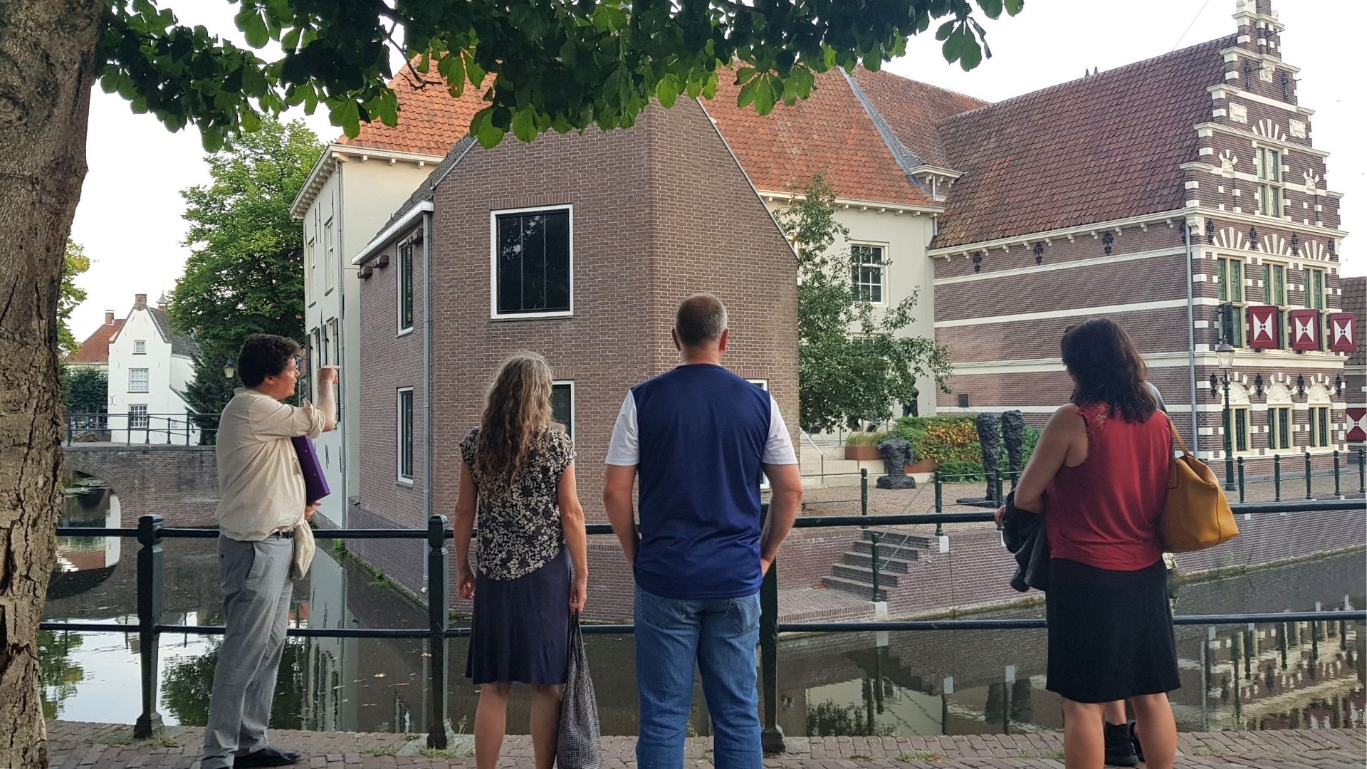 Stadsgids Maarten leidt een groep rond in Amersfoort